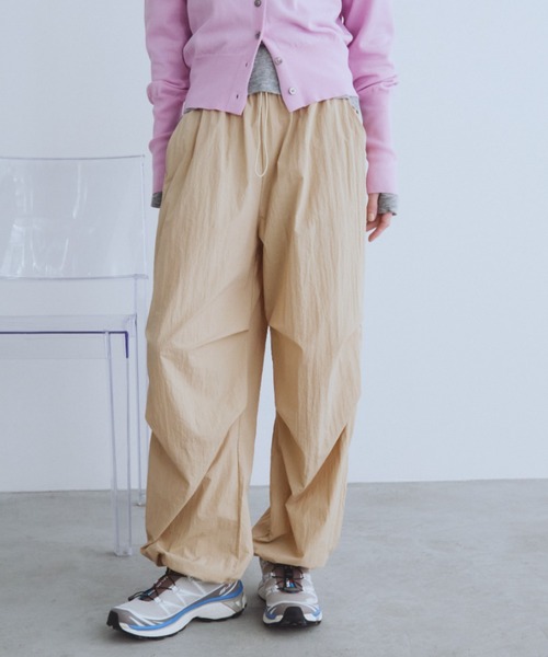 Auntie Rosa Holiday(アンティローザホリデー)の「ナイロンライトウエイトボリュームパンツ(その他パンツ・レディース・ピンク/グレイッシュベージュ/ブラック・FREE)」の15枚目の写真