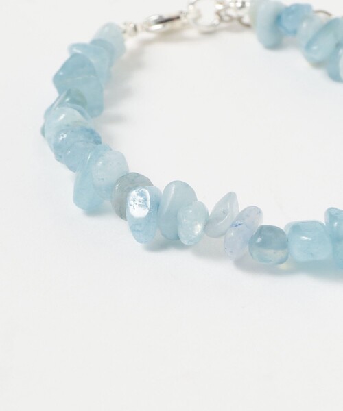 BEAMS BOY（ビームスボーイ）の「ROSETTA PRAYER / CRYSTAL CHIP BRACELET（ブレスレット・レディース・レッド系その他7/サックスブルー・ONE SIZE）」の5枚目の写真