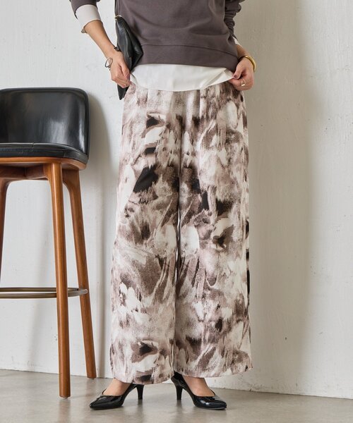 Jena espace merveilleux(ジェナ エスパスメルヴェイユ)の「【柄で華やぐ】ぼかし花柄ツイルパンツ(その他パンツ・レディース・グリーン/チャコールグレー・FREE)」の2枚目の写真