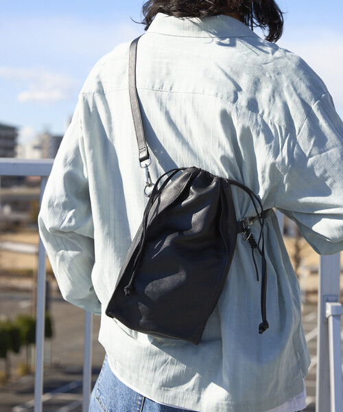 Firsthand（ファーストハンド）の「Firsthand/ファーストハンド 2WAY Leather Shoulder Bag 3 / レザー 縦型巾着 2WAYショルダーバッグ / 牛革 / 撥水レザー（ショルダーバッグ・メンズ・ブラック・ONE SIZE）」の3枚目の写真