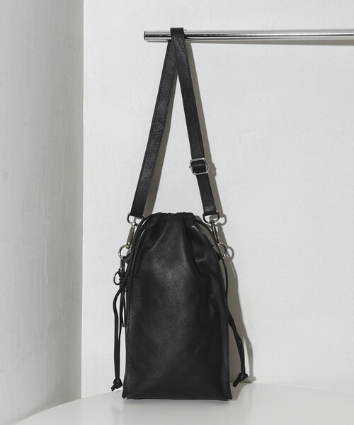Firsthand（ファーストハンド）の「Firsthand/ファーストハンド 2WAY Leather Shoulder Bag 3 / レザー 縦型巾着 2WAYショルダーバッグ / 牛革 / 撥水レザー（ショルダーバッグ・メンズ・ブラック・ONE SIZE）」の5枚目の写真