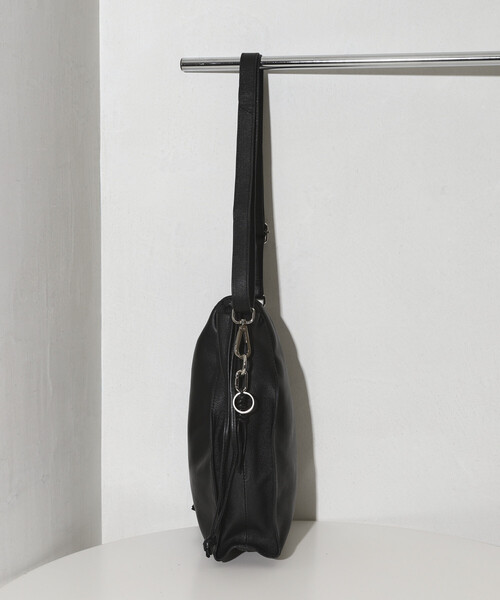 Firsthand（ファーストハンド）の「Firsthand/ファーストハンド 2WAY Leather Shoulder Bag 3 / レザー 縦型巾着 2WAYショルダーバッグ / 牛革 / 撥水レザー（ショルダーバッグ・メンズ・ブラック・ONE SIZE）」の6枚目の写真