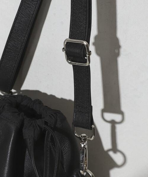 Firsthand（ファーストハンド）の「Firsthand/ファーストハンド 2WAY Leather Shoulder Bag 3 / レザー 縦型巾着 2WAYショルダーバッグ / 牛革 / 撥水レザー（ショルダーバッグ・メンズ・ブラック・ONE SIZE）」の8枚目の写真