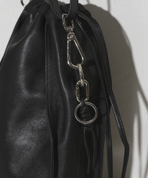 Firsthand（ファーストハンド）の「Firsthand/ファーストハンド 2WAY Leather Shoulder Bag 3 / レザー 縦型巾着 2WAYショルダーバッグ / 牛革 / 撥水レザー（ショルダーバッグ・メンズ・ブラック・ONE SIZE）」の9枚目の写真