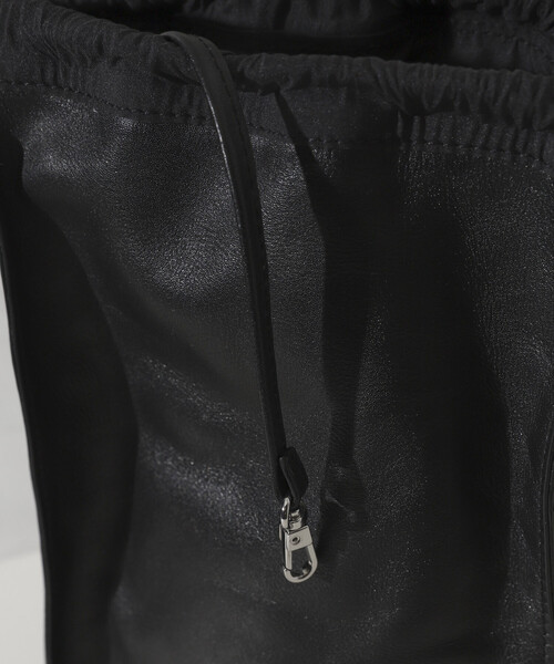 Firsthand（ファーストハンド）の「Firsthand/ファーストハンド 2WAY Leather Shoulder Bag 3 / レザー 縦型巾着 2WAYショルダーバッグ / 牛革 / 撥水レザー（ショルダーバッグ・メンズ・ブラック・ONE SIZE）」の10枚目の写真