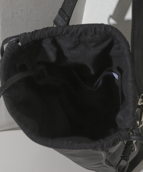 Firsthand（ファーストハンド）の「Firsthand/ファーストハンド 2WAY Leather Shoulder Bag 3 / レザー 縦型巾着 2WAYショルダーバッグ / 牛革 / 撥水レザー（ショルダーバッグ・メンズ・ブラック・ONE SIZE）」の11枚目の写真