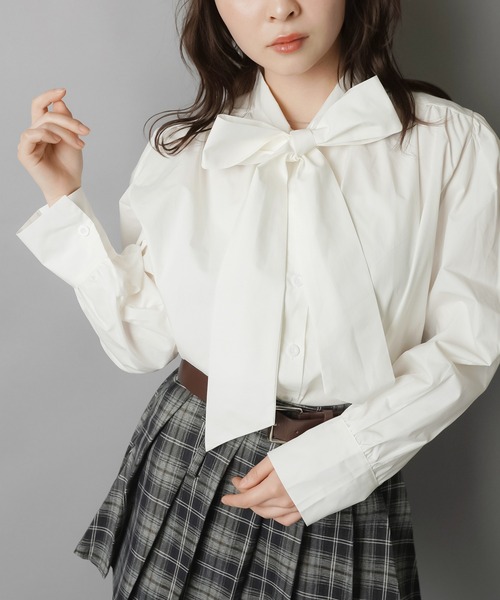 SPINNS(スピンズ)の「視線を奪う、揺れリボン。王道ガーリーなボウタイブラウス(シャツ/ブラウス・レディース・オフホワイト・ONESIZE)」の1枚目の写真
