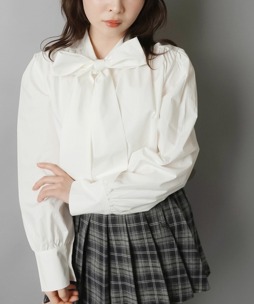 SPINNS(スピンズ)の「視線を奪う、揺れリボン。王道ガーリーなボウタイブラウス(シャツ/ブラウス・レディース・オフホワイト・ONESIZE)」の3枚目の写真