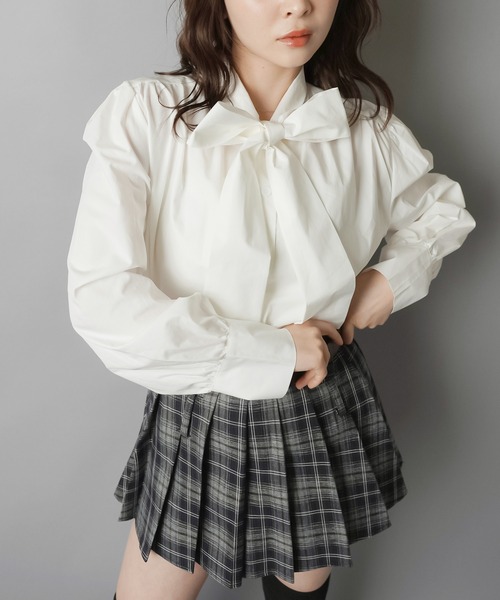 SPINNS(スピンズ)の「視線を奪う、揺れリボン。王道ガーリーなボウタイブラウス(シャツ/ブラウス・レディース・オフホワイト・ONESIZE)」の5枚目の写真