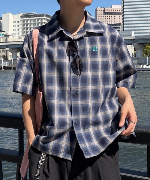 UNDERSTATEMENTs(アンダーステイトメント)の「【ユニセックス】ワンポイント刺繍半袖シャツ(シャツ/ブラウス・メンズ・チャコールグレー/ブラック系その他/ブルー/ブルー系その他/グリーン系その他/ブラック系/ホワイト/ホワイト系/ブルー系/グレー系/ホワイト系その他/ブラック/ネイビー系/ダークブルー・LARGE/MEDIUM)」の1枚目の写真
