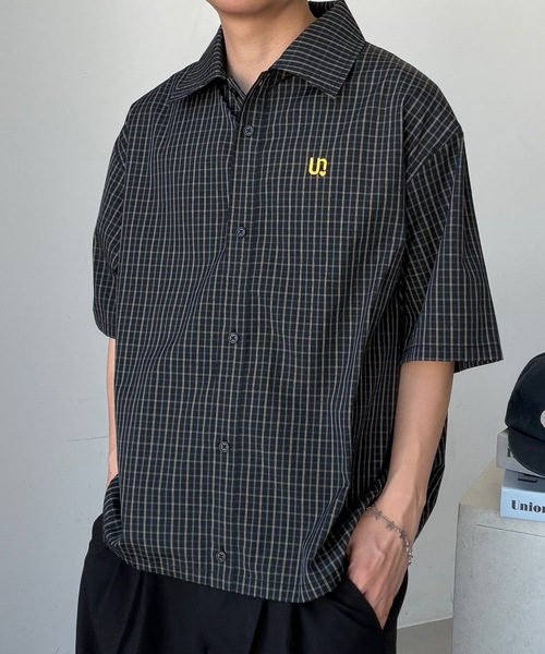 UNDERSTATEMENTs(アンダーステイトメント)の「【ユニセックス】ワンポイント刺繍半袖シャツ(シャツ/ブラウス・メンズ・チャコールグレー/ブラック系その他/ブルー/ブルー系その他/グリーン系その他/ブラック系/ホワイト/ホワイト系/ブルー系/グレー系/ホワイト系その他/ブラック/ネイビー系/ダークブルー・LARGE/MEDIUM)」の20枚目の写真