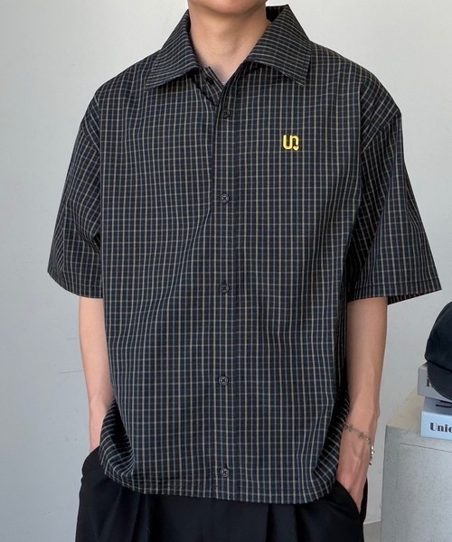 UNDERSTATEMENTs(アンダーステイトメント)の「【ユニセックス】ワンポイント刺繍半袖シャツ(シャツ/ブラウス・メンズ・チャコールグレー/ブラック系その他/ブルー/ブルー系その他/グリーン系その他/ブラック系/ホワイト/ホワイト系/ブルー系/グレー系/ホワイト系その他/ブラック/ネイビー系/ダークブルー・LARGE/MEDIUM)」の21枚目の写真
