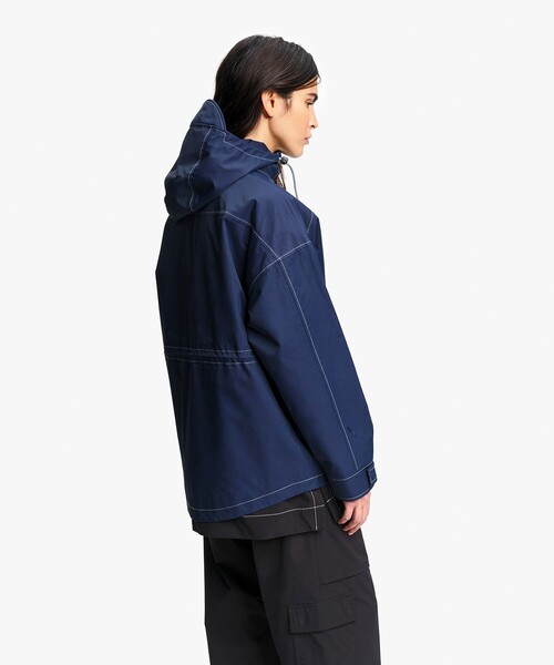 AIGLE（エーグル）の「透湿防水 アクティブショートジャケット（マウンテンパーカー・レディース・ホワイト/ネイビー・XS/S/M）」の4枚目の写真