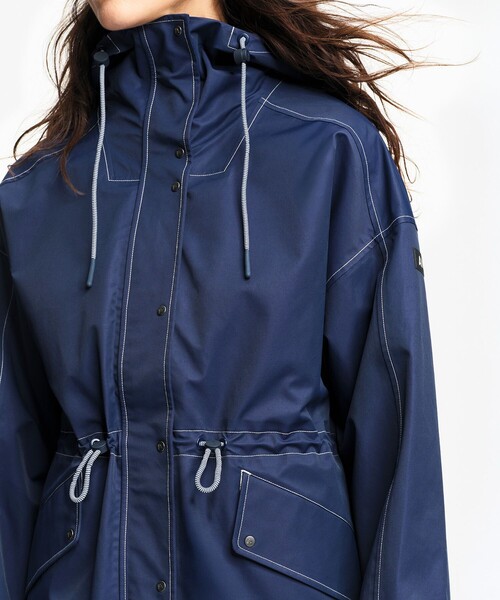 AIGLE（エーグル）の「透湿防水 アクティブショートジャケット（マウンテンパーカー・レディース・ホワイト/ネイビー・XS/S/M）」の3枚目の写真