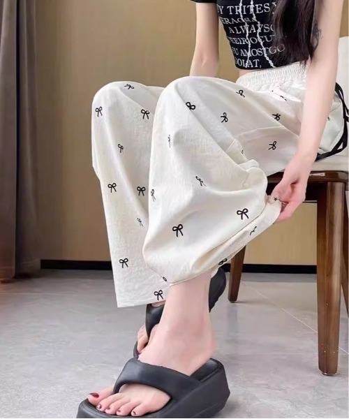 &soiree(アンドソワレ)の「レース付きリボン柄イージーワイドパンツ(その他パンツ・レディース・ホワイト/ブラック・SMALL/MEDIUM/LARGE/X-LARGE)」の4枚目の写真