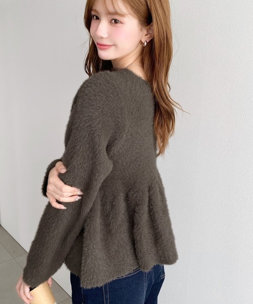 moment+(モーメントプラス)の「フェザーペプラムニットプルオーバー(ニット/セーター・レディース・モカ/ボルドー/アイボリー/ブラック/グレイッシュベージュ・M)」の17枚目の写真