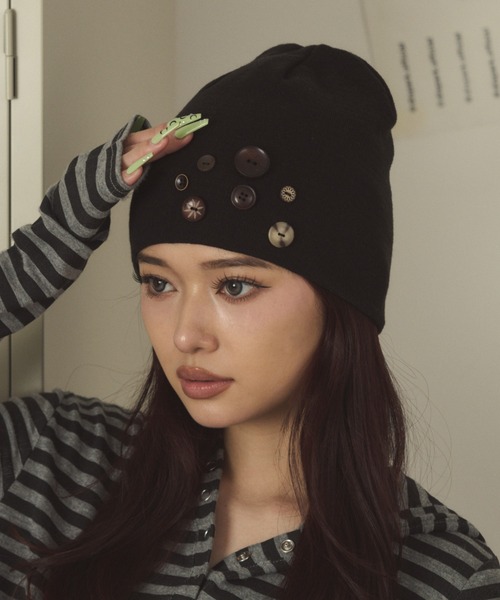 WEGO（ウィゴー）の「DISPARK/【26年春夏新作】ランダムボタンビーニー（ニットキャップ/ビーニー・レディース・グレー/ブラック・FREE）」の2枚目の写真