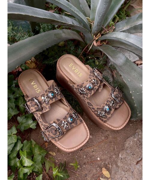 EVRIS(エヴリス)の「【厚底】コンチョデザインプラットフォームサンダル(サンダル・レディース・ブラック/ホワイト/その他1・SMALL/MEDIUM/LARGE)」の3枚目の写真