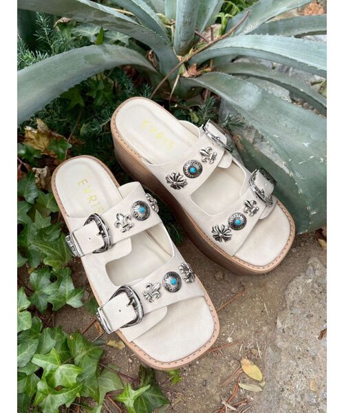 EVRIS(エヴリス)の「【厚底】コンチョデザインプラットフォームサンダル(サンダル・レディース・ブラック/ホワイト/その他1・SMALL/MEDIUM/LARGE)」の1枚目の写真