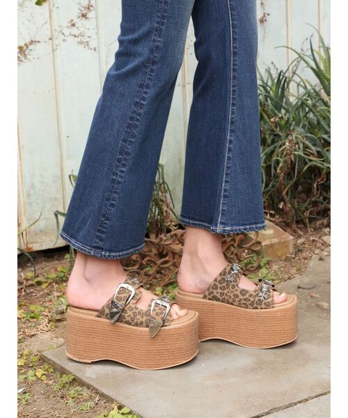 EVRIS(エヴリス)の「【厚底】コンチョデザインプラットフォームサンダル(サンダル・レディース・ブラック/ホワイト/その他1・SMALL/MEDIUM/LARGE)」の5枚目の写真