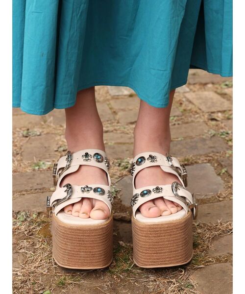 EVRIS(エヴリス)の「【厚底】コンチョデザインプラットフォームサンダル(サンダル・レディース・ブラック/ホワイト/その他1・SMALL/MEDIUM/LARGE)」の7枚目の写真