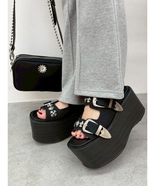 EVRIS(エヴリス)の「【厚底】コンチョデザインプラットフォームサンダル(サンダル・レディース・ブラック/ホワイト/その他1・SMALL/MEDIUM/LARGE)」の15枚目の写真