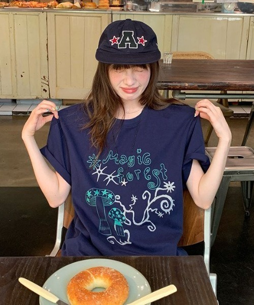 GEMEDA(ジェメダ)の「【2026SS新作】ガーリーイラストプリントTシャツ / オーバーサイズ / ゆるかわトップス / 韓国ファッション / Y2K(Tシャツ/カットソー・レディース・ネイビー/ホワイト/グレー・M)」の3枚目の写真