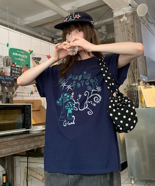 GEMEDA(ジェメダ)の「【2026SS新作】ガーリーイラストプリントTシャツ / オーバーサイズ / ゆるかわトップス / 韓国ファッション / Y2K(Tシャツ/カットソー・レディース・ネイビー/ホワイト/グレー・M)」の8枚目の写真