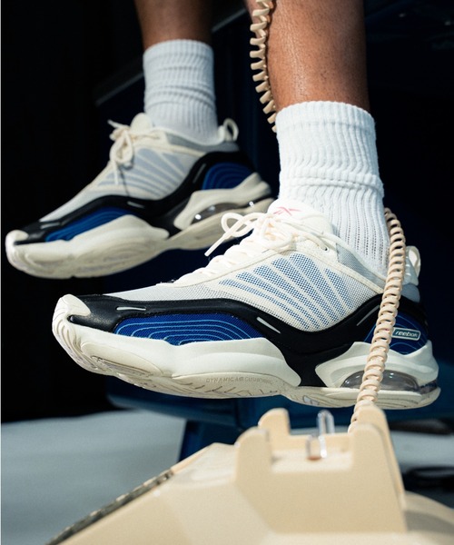 Reebok(リーボック)の「DMX シリーズ 3000 / DMX SERIES 3000(スニーカー・メンズ・グレー/アイボリー/ブラック/ブラック×レッド/ホワイト×ブルー・24.5cm/25.0cm/25.5cm/26.0cm/26.5cm/27.0cm/27.5cm/28.0cm/28.5cm/29.0cm/23.5cm/30.0cm/24.0cm/23.0cm/22.5cm/31cm)」の3枚目の写真
