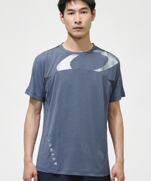 OAKLEY(オークリー)の「オークリー ETERNAL CHILL PERF SS CREW 4.0(Tシャツ/カットソー・メンズ・ライトグレー/ブルーグレー/ブラック・M/L/LL/S/3L)」の1枚目の写真