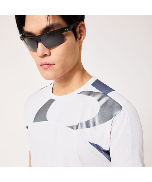 OAKLEY(オークリー)の「オークリー ETERNAL CHILL PERF SS CREW 4.0(Tシャツ/カットソー・メンズ・ライトグレー/ブルーグレー/ブラック・M/L/LL/S/3L)」の15枚目の写真