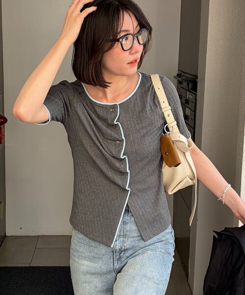 CAPRICIEUX LE'MAGE(カプリシューレマージュ)の「フロントタックフリルT(Tシャツ/カットソー・レディース・ブラック/イエロー/グレー・FREE)」の2枚目の写真