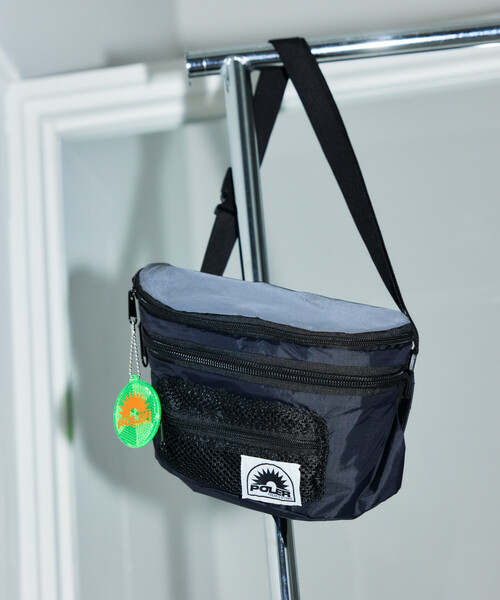 POLeR（ポーラー）の「POLeR × FREAK'S STORE/ポーラー × フリークスストア 別注 Response Transformer Bag（バックパック/リュック・メンズ・グレー/ブラック・ONE SIZE）」の6枚目の写真