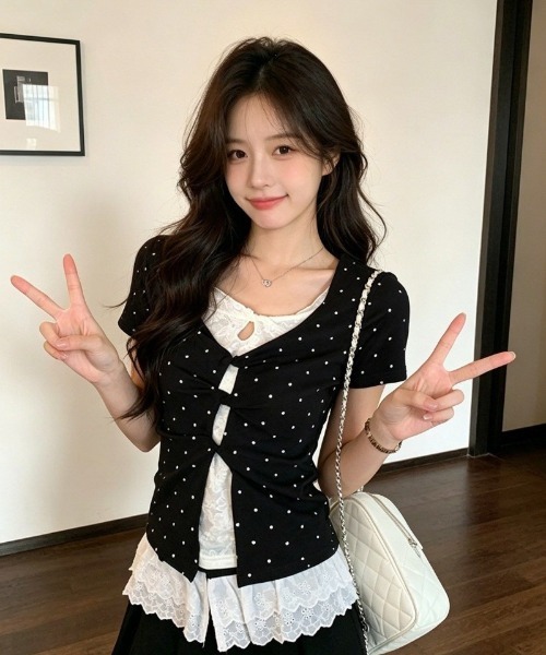 Ritzy(リッツィー)の「ドット柄 前開きデザイン フィット T シャツ(Tシャツ/カットソー・レディース・ブラック・M/L)」の2枚目の写真