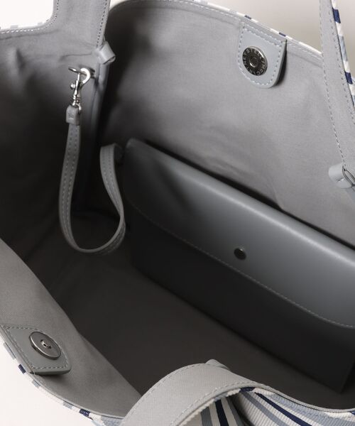 STELLA McCARTNEY(ステラマッカートニー)の「Logo Striped Tote Bag / ロゴ ストライプ トートバッグ(トートバッグ・レディース・ホワイト×ブルー・ONE SIZE)」の5枚目の写真