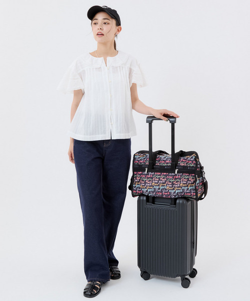 LeSportsac(レスポートサック)の「DELUXE MED WEEKENDER NYCスクリプトブラック(ボストンバッグ・レディース・ブラック・FREE)」の4枚目の写真