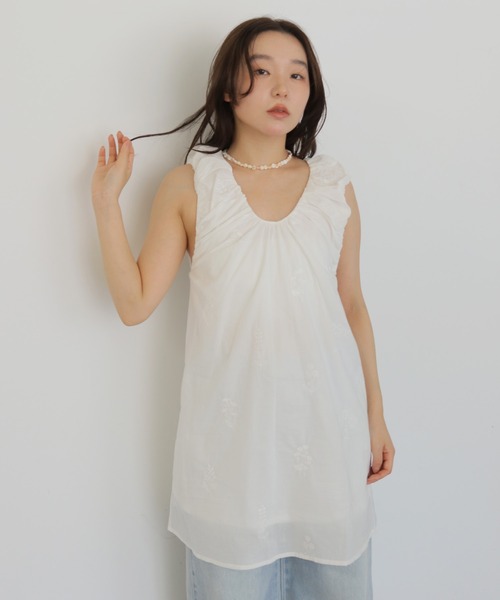 cheriella(シェリエラ)の「【cheriella】刺繍ギャザーチュニックワンピース EMBROIDERY GATHER TUNIC DRESS(キャミソール・レディース・アイボリー/ブラック・FREE)」の4枚目の写真