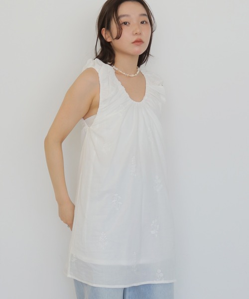 cheriella(シェリエラ)の「【cheriella】刺繍ギャザーチュニックワンピース EMBROIDERY GATHER TUNIC DRESS(キャミソール・レディース・アイボリー/ブラック・FREE)」の3枚目の写真