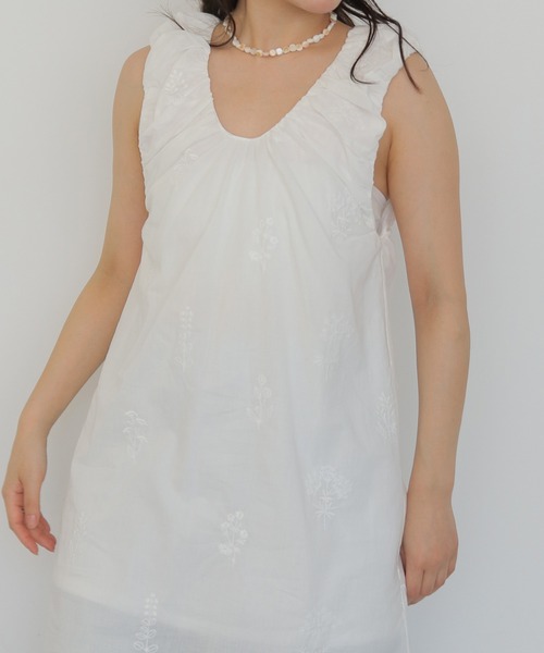 cheriella(シェリエラ)の「【cheriella】刺繍ギャザーチュニックワンピース EMBROIDERY GATHER TUNIC DRESS(キャミソール・レディース・アイボリー/ブラック・FREE)」の15枚目の写真