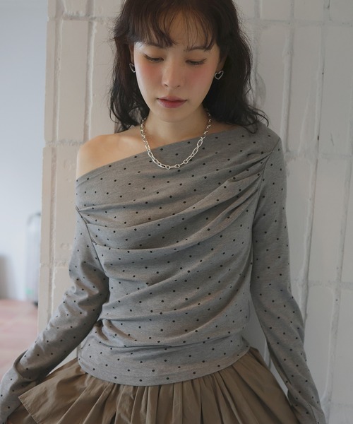Mili affinity(ミリアフィニティー)の「ドットドレープオフショルTシャツ(Tシャツ/カットソー・レディース・杢グレー/ブラック/オフホワイト・FREE)」の1枚目の写真