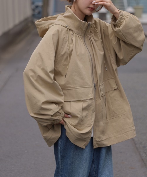 HUG.U（ハグユー）の「スタンドネックギャザーライトアウター（マウンテンパーカー・レディース・グレー/ブラック/サンドベージュ・FREE）」の4枚目の写真