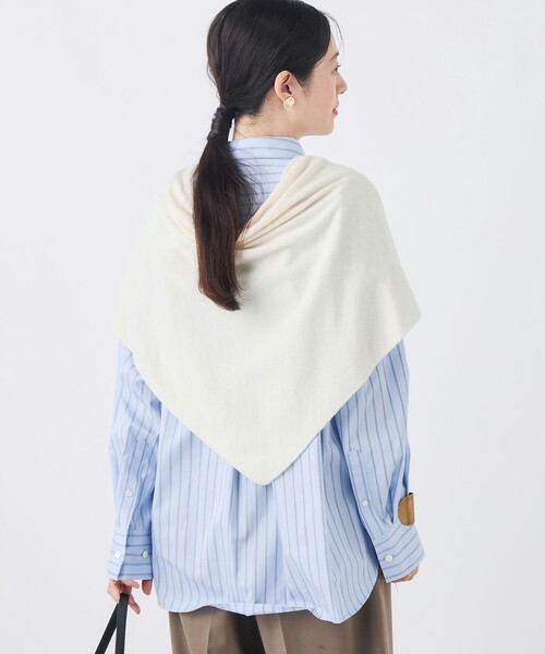 NOLLEY’S(ノーリーズ)の「ウォッシャブルカシミヤ混三角ストール(ニット/セーター・レディース・オフホワイト/グレー・FREE)」の6枚目の写真