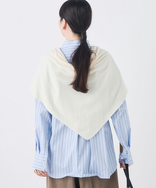 NOLLEY’S(ノーリーズ)の「ウォッシャブルカシミヤ混三角ストール(ニット/セーター・レディース・オフホワイト/グレー・FREE)」の7枚目の写真