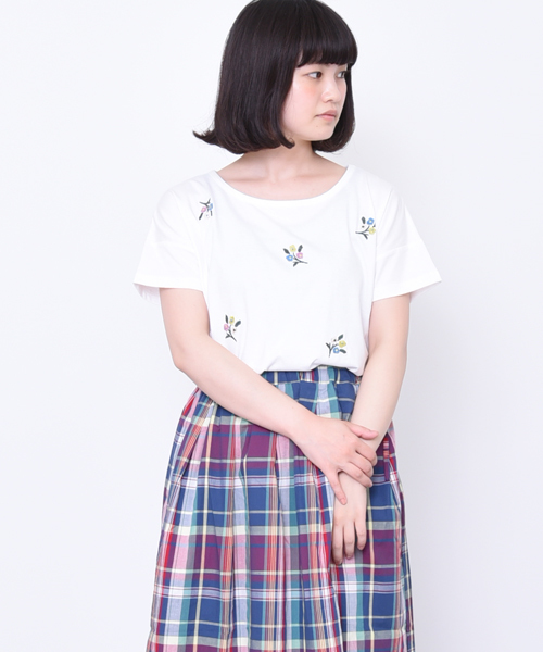 POU DOU DOU(プードゥドゥ)の「ランダム刺繍Tシャツ(Tシャツ/カットソー・レディース・オフホワイト/ダークブルー/ネイビー・3)」の2枚目の写真