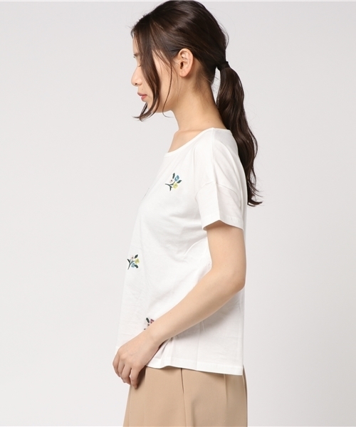 POU DOU DOU(プードゥドゥ)の「ランダム刺繍Tシャツ(Tシャツ/カットソー・レディース・オフホワイト/ダークブルー/ネイビー・3)」の5枚目の写真