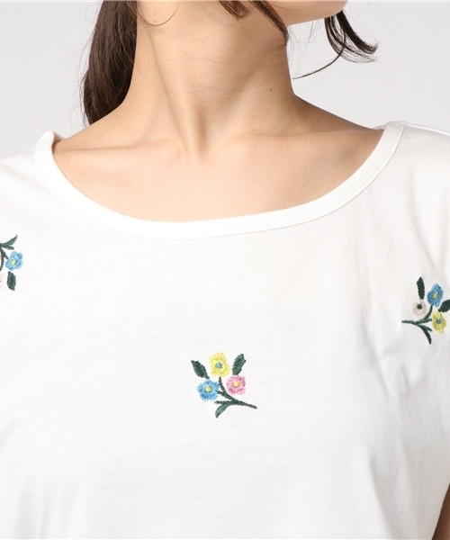 POU DOU DOU(プードゥドゥ)の「ランダム刺繍Tシャツ(Tシャツ/カットソー・レディース・オフホワイト/ダークブルー/ネイビー・3)」の7枚目の写真