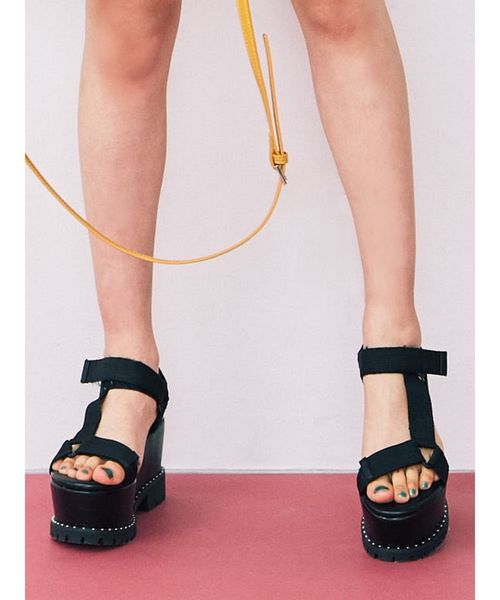 EMODA(エモダ)の「バルキーテープマークサンダル(サンダル・レディース・ホワイト/ブラック・MEDIUM/SMALL/LARGE)」の14枚目の写真