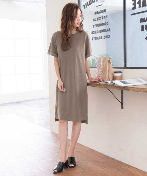 ゆったりシルエットバックフリルサイドスリットワンピース