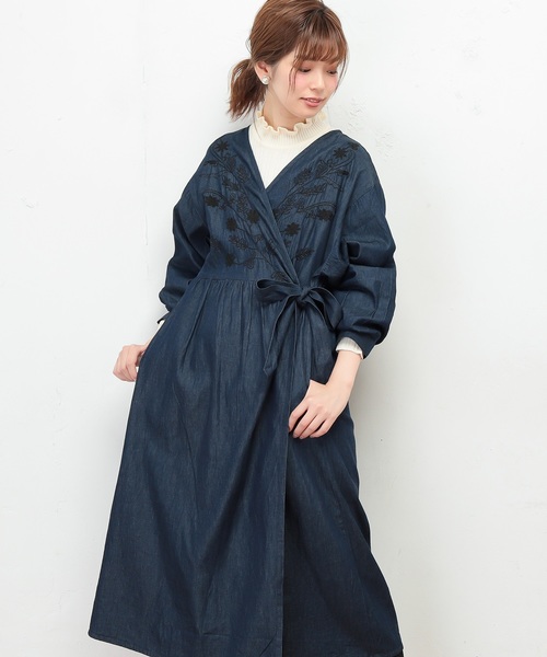 natural couture（ナチュラルクチュール）の「デニム刺繍2WAYワンピース（ワンピース・レディース・ネイビー/ブルー・FREE）」の2枚目の写真