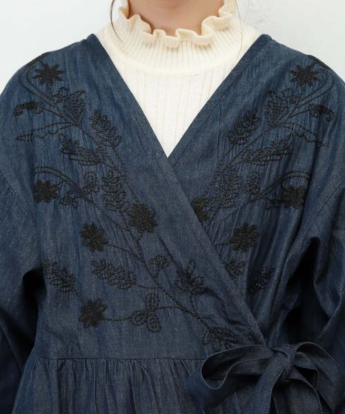 natural couture（ナチュラルクチュール）の「デニム刺繍2WAYワンピース（ワンピース・レディース・ネイビー/ブルー・FREE）」の6枚目の写真
